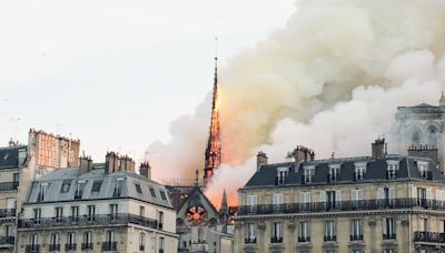 Ver caer la torre Eiffel: ¿por qué nos encanta ver monumentos explotando en las películas?