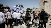 Enfrentamientos en mezquita Al-Aqsa de Jerusalén, choques en marcha de la bandera israelí