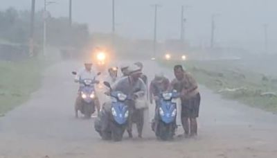 蘭嶼大雷雨野溪暴漲！湍急泥流淹馬路 遊客涉水通行險被沖走