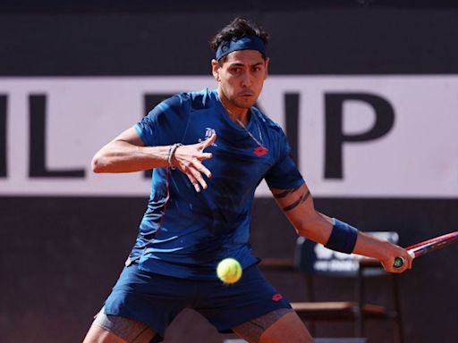 Triunfo histórico ante el número uno: un brillante Alejandro Tabilo le pasa por encima a Novak Djokovic y lo elimina de Roma - La Tercera