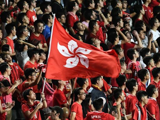 Fußballfans in Hongkong bleiben bei chinesischer Hymne sitzen und werden festgenommen