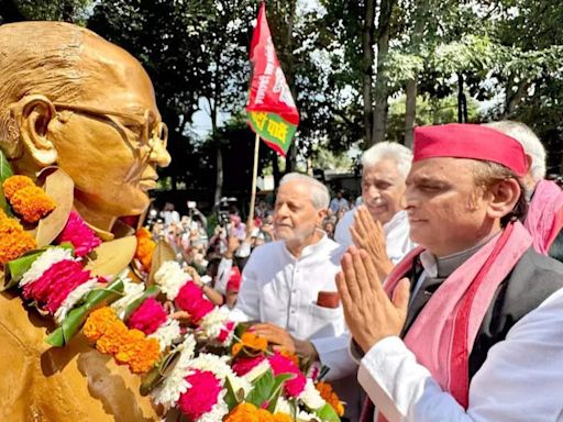 Big Yogi-Akhilesh face-off in Lucknow as defiant SP chief garlands Jai Prakash Narayan statue | Lucknow News - Times of India