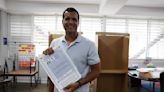 Michael Pierluisi vota en Dorado por la candidatura a la reelección de su padre, Pedro Pierluisi