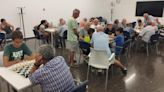 Mayores y jóvenes comparten conversación y juegos de mesa en los centros cívicos de Ontinyent