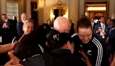 El tierno encuentro entre las jugadoras del equipo femenino de rugby de Nueva Zelanda con el Rey Carlos III: “¿Un abrazo?”