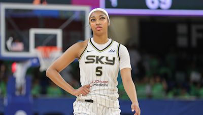 Sky crowd implores Chennedy Carter to get Angel Reese her 14th consecutive double-double