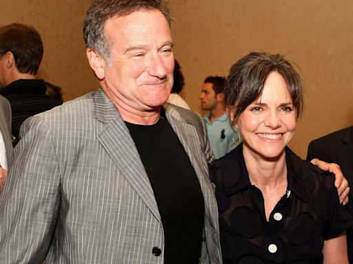 Sally Field Recalls How ‘Mrs. Doubtfire’ Costar Robin Williams Helped After Her Father’s Death