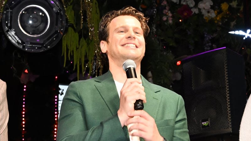 Jonathan Groff Jokes About Being Single While Attending NYC Pride Event