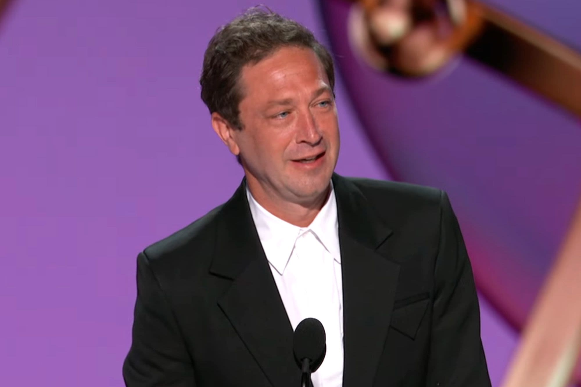 Ebon Moss-Bachrach Thanks His Parents for Taking 'Such Good Care' of His Cat in Heartfelt Speech at Emmys 2024