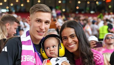 Nico Schlotterbeck strahlt mit Freundin und Baby im EM-Stadion