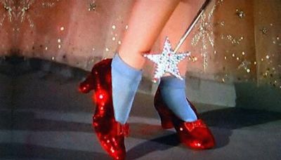 Zapatos rojos usados por Judy Garland en 'El mago de Oz' serán subastados