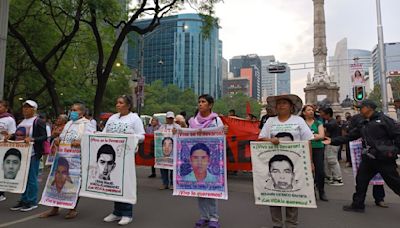 Padres de normalistas de Ayotzinapa marchan en la CDMX