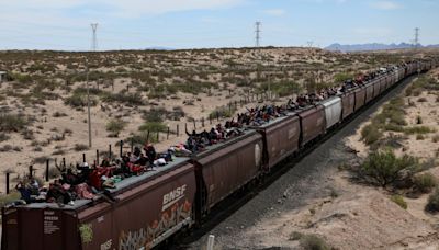 Cientos de migrantes quedan varados en el tren "La Bestia", al norte de México