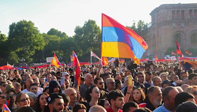 La oposición armenia amenaza a Pashinián con una campaña de desobediencia civil