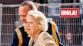 La princesa Beatriz de Holanda recupera de su vestidor el bolso con las caras de sus nietas
