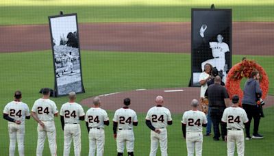 Barry Bonds among SF Giants who pay tribute to late Willie Mays at Oracle Park