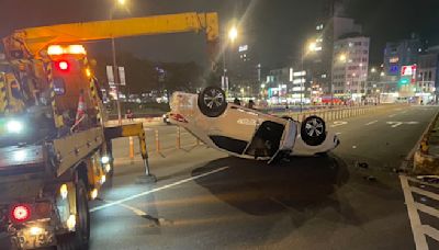 基隆小客車自撞分隔島烏龜翻 駕駛右手擦挫傷送醫 - 社會