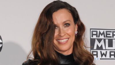Alanis Morissette Performs With ‘Dream Daughter’ Onyx To Celebrate Special Milestone & It Brought Fans to Tears