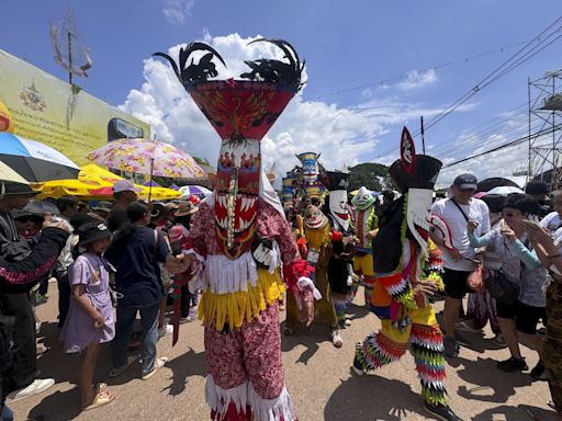 Un desfile de máscaras y espadas fálicas en el festival de los espíritus en Tailandia