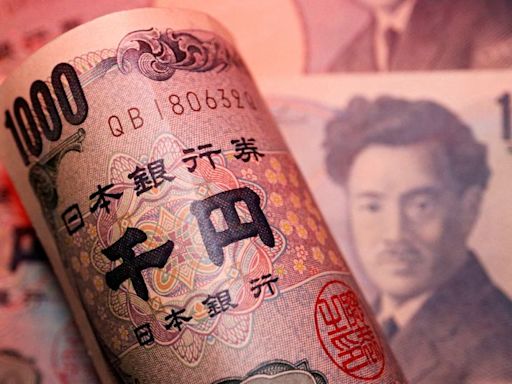 Yen rises sharply as carry trades unwind, risk mood sours