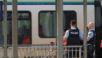 Während Zugfahrt – Sudanese attackiert Mitfahrer mit Messer