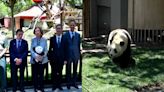 La Reina Sofía da la bienvenida a los nuevos osos panda del Zoo de Madrid - ELMUNDOTV
