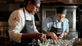 El chef Carlos Portela cocina en la Casa de James Beard