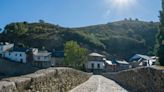 Una joya escondida en El Bierzo: el pueblo con un puente romano, un santuario histórico y una playa fluvial