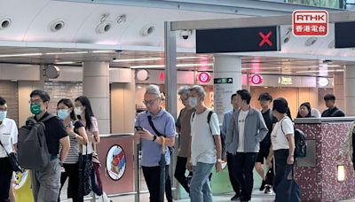 天文台改發三號信號 市民陸續上班有車站現人龍 - RTHK