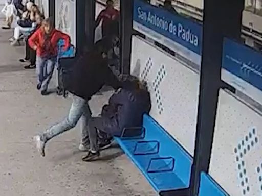 Violencia de género: el video de la brutal agresión a una mujer que esperaba el tren en la estación de Padua