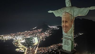 El Cristo Redentor promueve la autobiografía del papa Francisco en Brasil