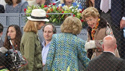 El abrazo de la reina Sofía y Piru Urquijo tras salir a la luz la relación de sus nietos, Irene Urdangarin y Juan Urquijo