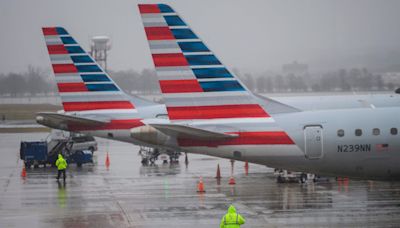 American Airlines plane rejects takeoff right before runway near-collision
