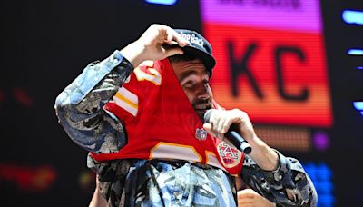 Paul Rudd and Eric Stonestreet struggle to pull Chiefs jersey on Kelce