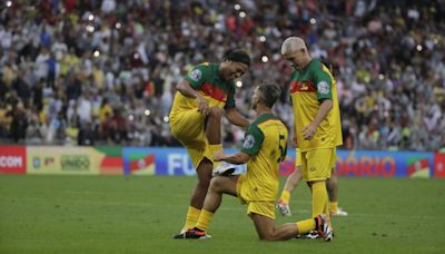 Ronaldinho y otras leyendas de Brasil vuelven a brillar ante un pletórico Maracaná en partido a beneficio - La Opinión