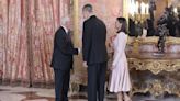 Los reyes Felipe y Letizia celebran el Premio Cervantes con escritores como Sonsoles Ónega en el Palacio Real