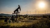 Precio del petróleo se alista para su mayor alza mensual desde enero de 2022