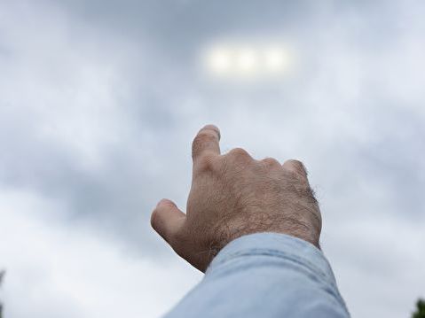 「藍天使」飛行表演影片中驚現UFO