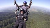 “Son 15 minutos de plena felicidad”: cumple 81 años y los festejará con un vuelo en parapente