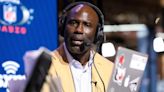 Terrell Davis, miembro del Salón de la Fama del fútbol americano, cuenta que lo expulsaron del avión tras tocar el brazo de un auxiliar de vuelo