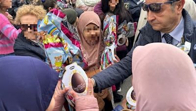 Uova di Pasqua donate ai bimbi del Rione Vasto: il regalo della Polizia Locale di Napoli