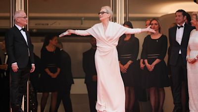 Besos a sus fans, aplausos y un homenaje a 'Mamma mia': Meryl Streep arrasa en la alfombra roja de Cannes