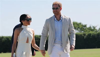 Harry e Meghan divisi dai reali da un oceano emotivo: «Presto un flusso di notizie sui presunti abusi subiti a Palazzo»