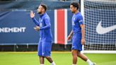 Neymar e Marquinhos chegam atrasados a treino da seleção após problemas em voo