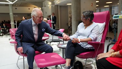 Rey Carlos III reanuda su agenda pública tras el diagnóstico de cáncer