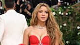 Shakira deslumbra con un vestido rojo de Carolina Herrera en su primera vez en la Met Gala 2024