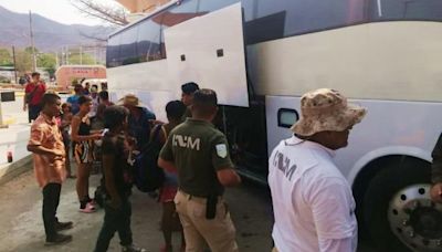 Al menos 200 migrantes que avanzaban por Oaxaca aceptan propuesta del INM para regularizar estancia
