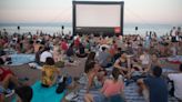 Toallas como butacas: vuelve el cine de playa