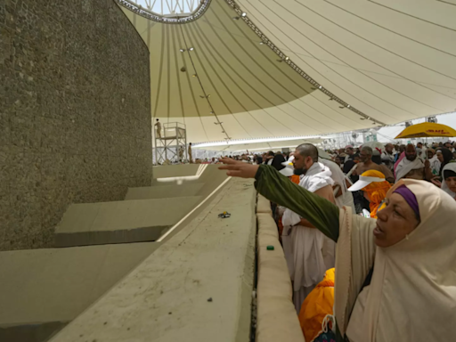 Muslim pilgrims resume symbolic stoning of the devil as they wrap up Hajj pilgrimage in deadly heat - Times of India