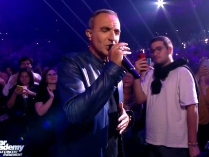 Star Academy : Nikos Aliagas débarque par surprise à Bercy pour chanter avec les élèves !